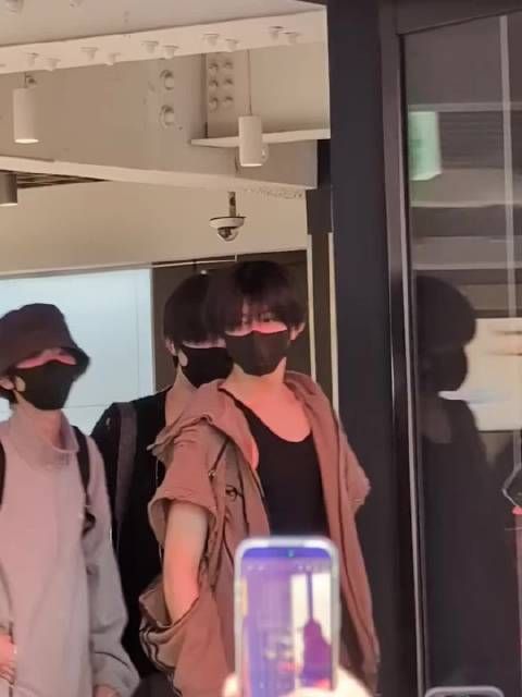 王橹杰左奇函陈奕恒韩国吃烤肉引围观