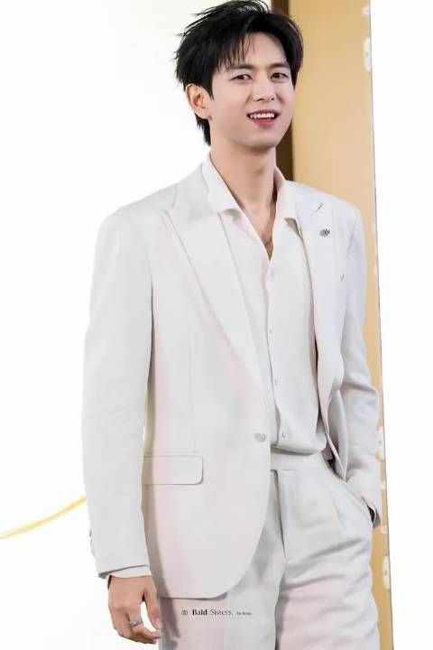 李现现身被赞建模脸，自认白马王子引热议