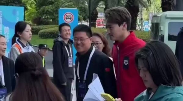 孙杨携妻亮相活动，母亲称张豆豆包容顾家