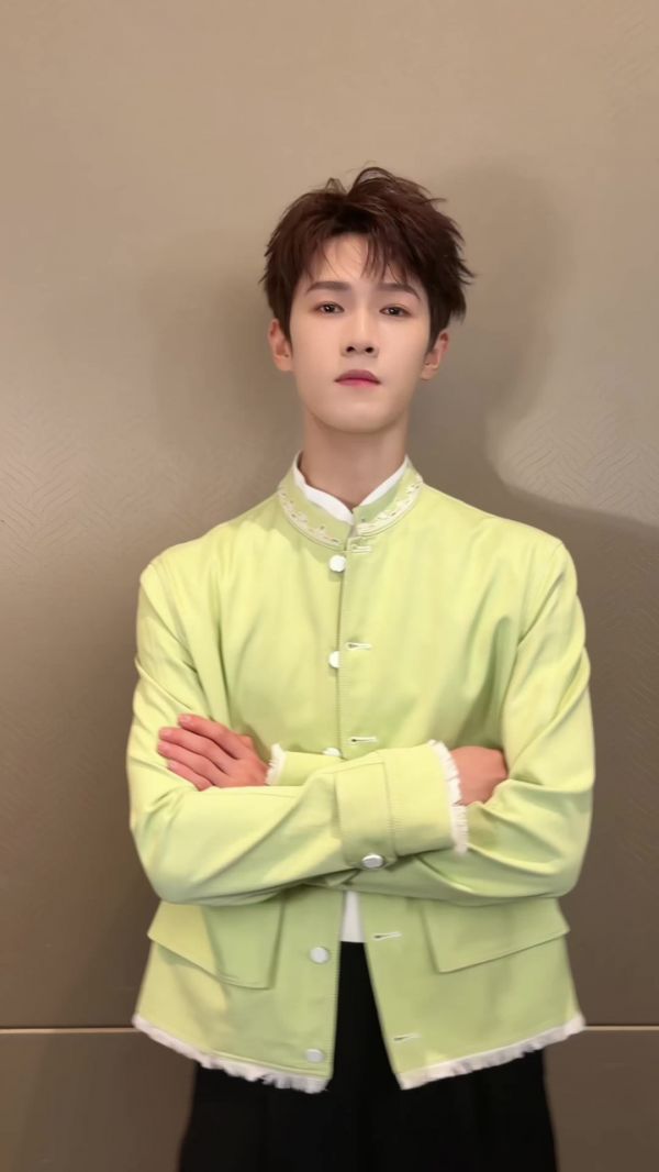 李昀锐拍手变装