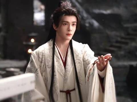 曾舜晞玄衣高马尾亮相，戏里战神戏外谦逊