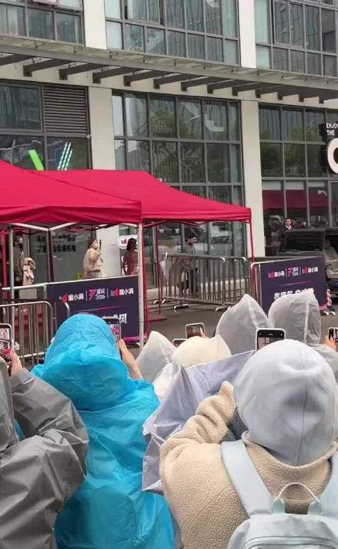 彻底被唐艺昕惊艳拿捏，甜盐双重气质无缝切换，气场攻击性直接拉满