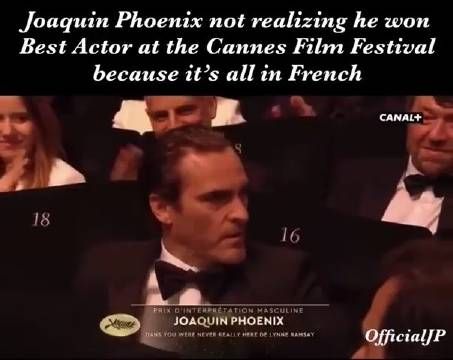 戛纳颁奖现场得了影帝的华金·菲尼克斯 当你被一种听不懂的语言cue到时be like