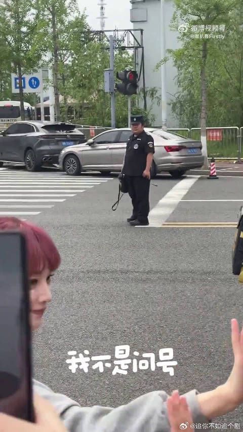 黄灿灿佩戴粉丝赠送拼豆发夹参加节目录制