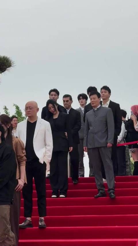 邓佳鑫亮相北京国际电影节红毯 好帅气状态好好 夹心争气
