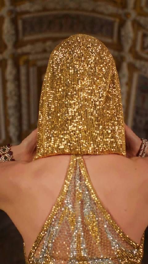 穿Versace 的安妮·海瑟薇，和范思哲完全适配，每一次登场都是全场焦点