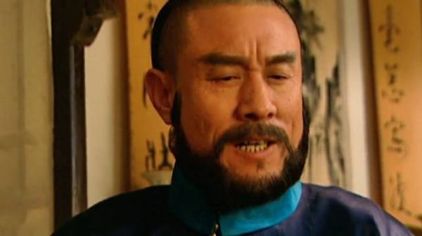 年羹尧再次被连贬三级，百官仍是不依不饶，联名逼迫雍正处决年羹尧