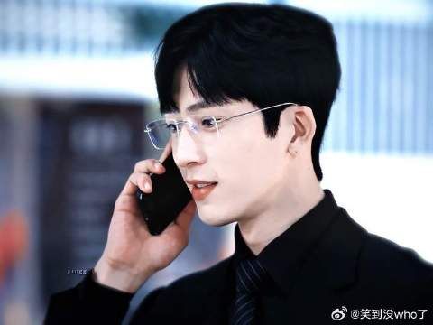 此男一直在暗爽！