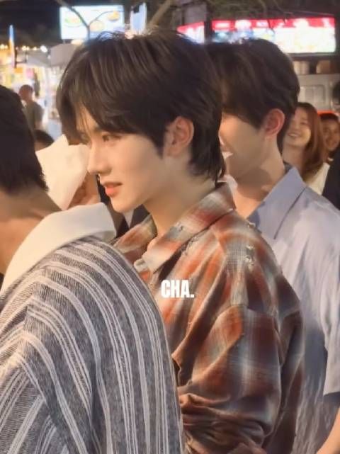 高温下阿星递纸巾给邱邱