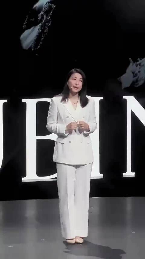 郭晶晶出席活动展现独特气质