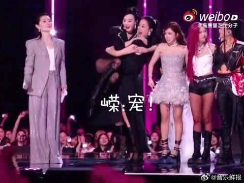 温峥嵘抱起萧蔷举高高，姐姐舞台表现力拉满