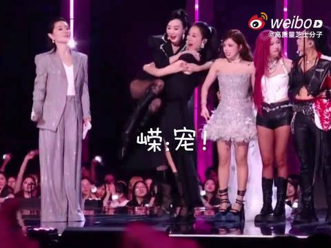 温峥嵘萧蔷二公舞台默契抱举引热议