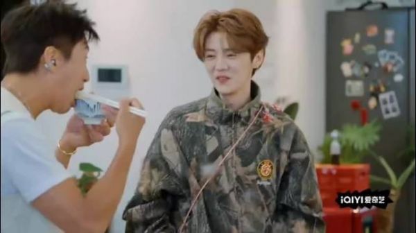 邓超吃粉忘我，鹿晗提醒其牙上有菜