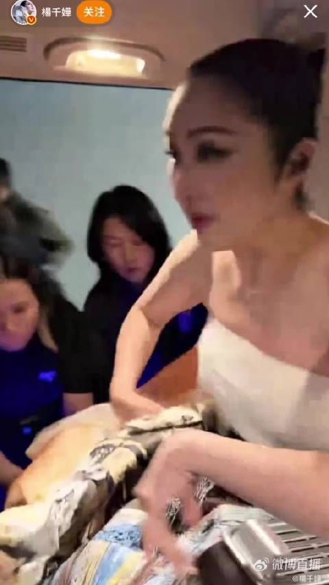 杨千嬅直播演唱会第二视角等堵车歌迷