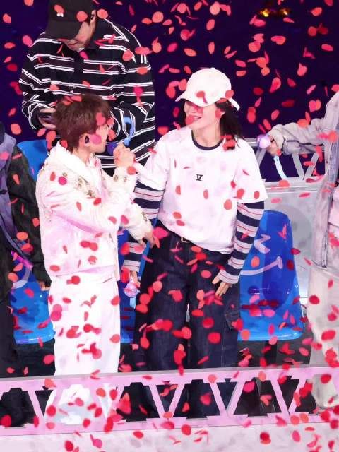 张杰谢娜演唱会眼神交流羡煞旁人