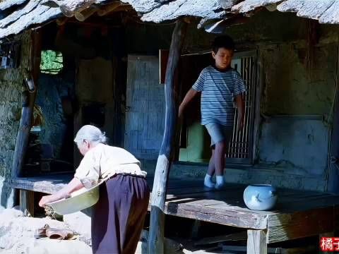 这小孩飞奔下山的样子，是不是你小时候的日常