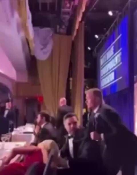 白宫记协晚宴现场画面曝光：万斯被一把带走
