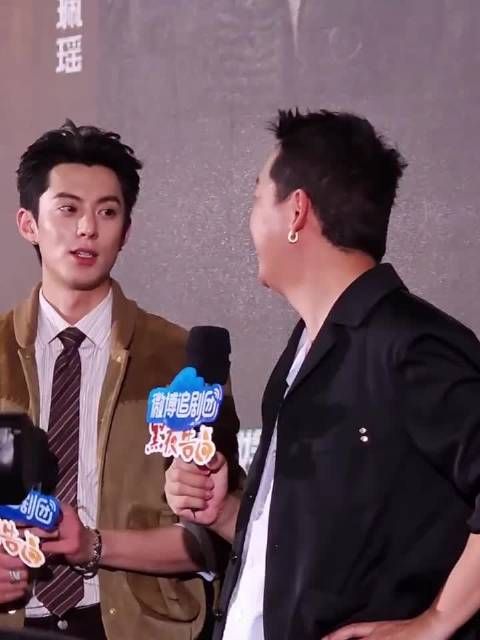 王鹤棣拉扯潘粤明引欢笑，师徒互动显默契