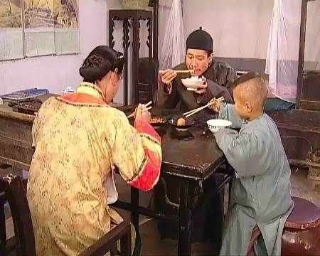 “铁公鸡财主一毛不拔，一个鸡蛋能吃一辈子”