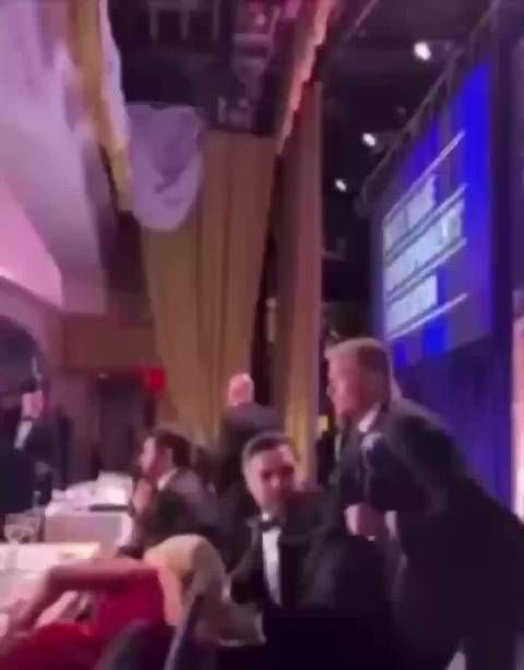 特朗普摔倒撤离滞后，万斯率先脱险引质疑