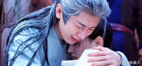 谢淮安抱着妹妹无声痛哭，承受着锥心之痛却还要隐忍