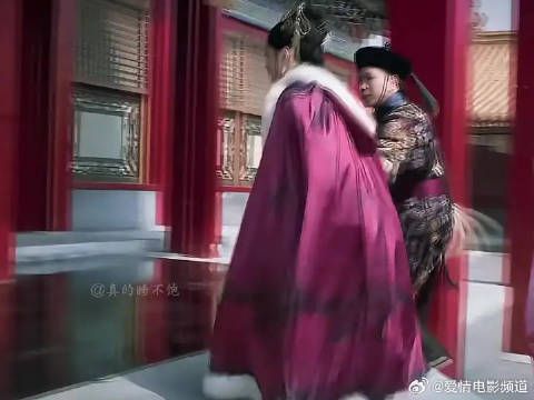 转头就走的是华妃，回头下跪的是年世兰