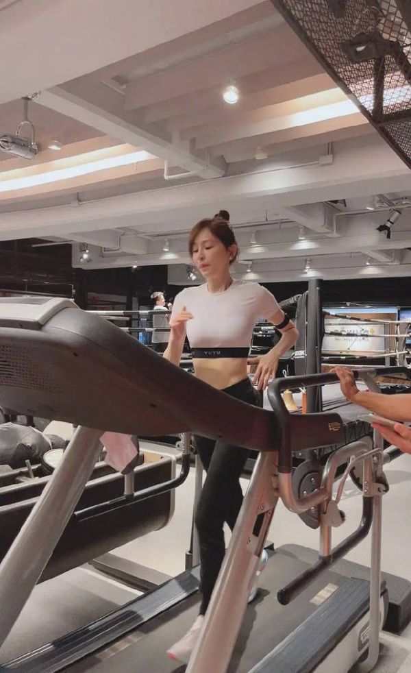 王心凌在跑步机上进行有氧运动。