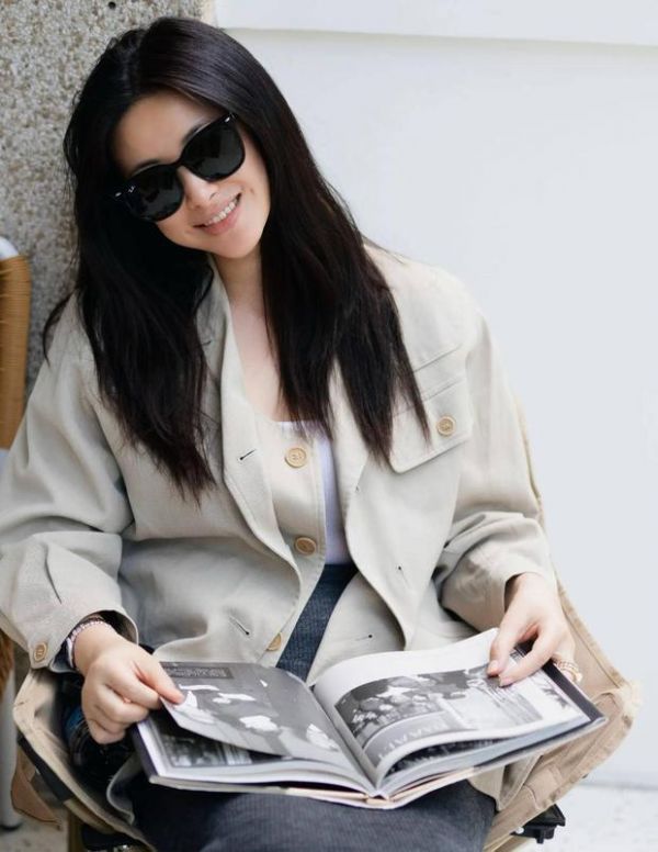 搜狐娱乐讯 近日，一组朱珠日常美图释出。