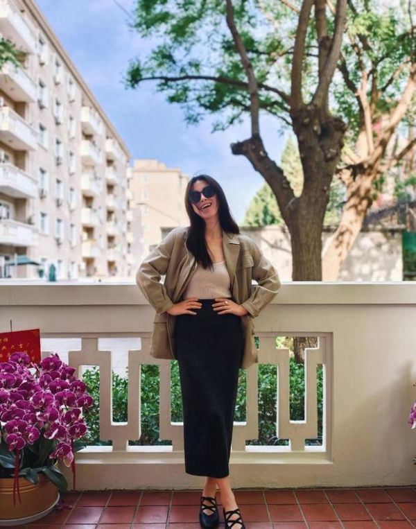 朱珠叉腰站在露台，笑容明媚。