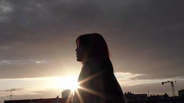 杨超越素颜演绎郑雨眼中噙泪破碎感