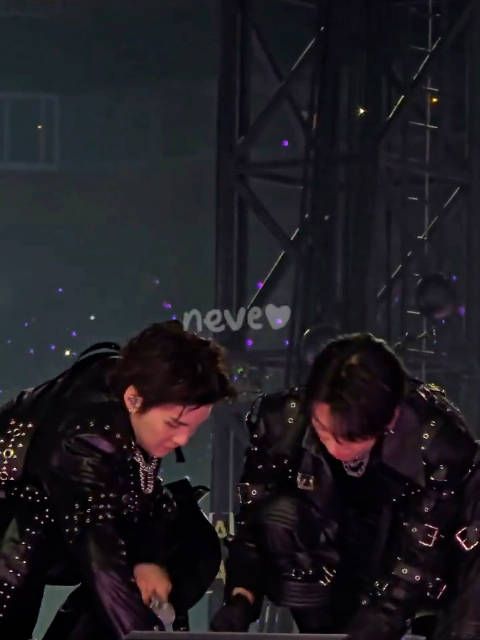 玧其帮柾国拆开水杯的包装盒 柾国最后还轻轻点了下头