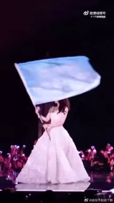 李小冉挥旗散发贵气氛围，舞台瞬间惊艳众人