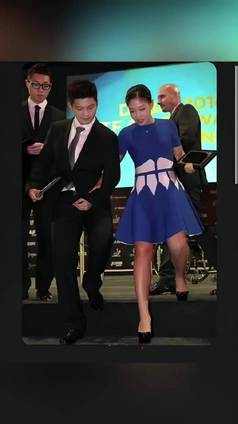 樊振东搀扶穿高跟鞋队友尽显绅士风度