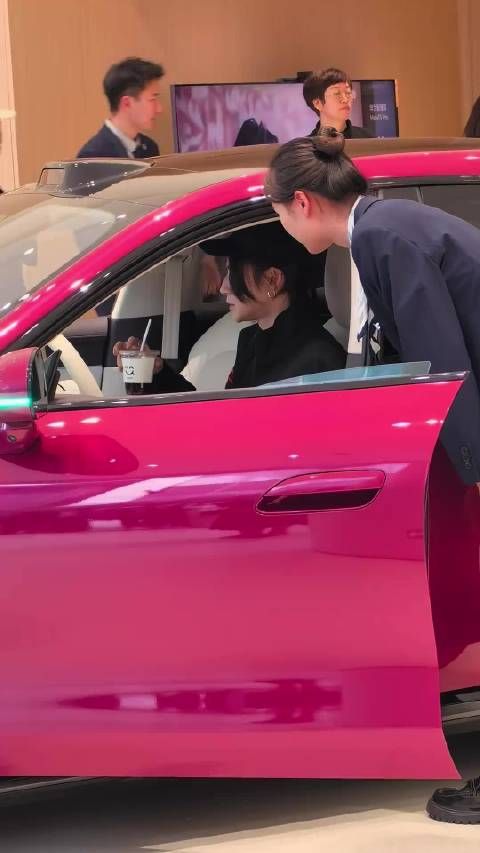 华为尚界请肖战这把真的是形成轰动效应，在门店，有明星也来看z7