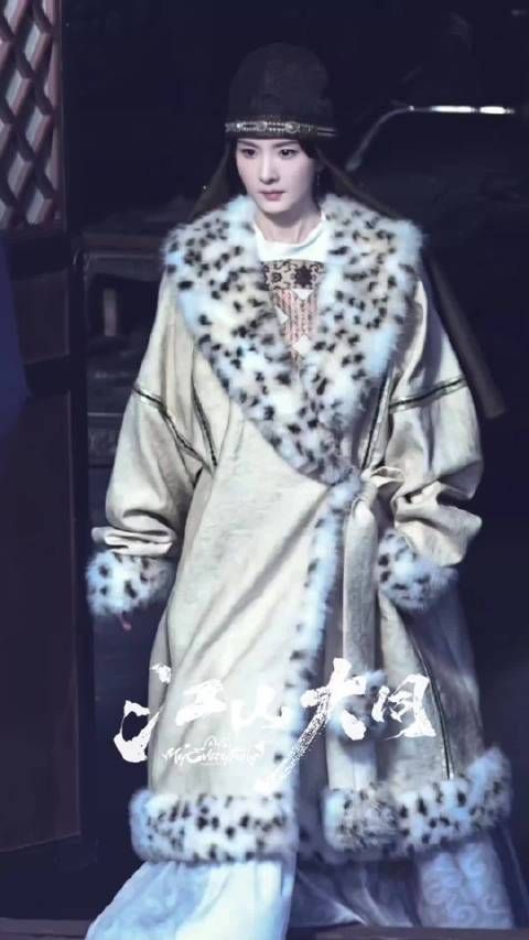 杨幂锦帽貂裘演绎冯太后气场