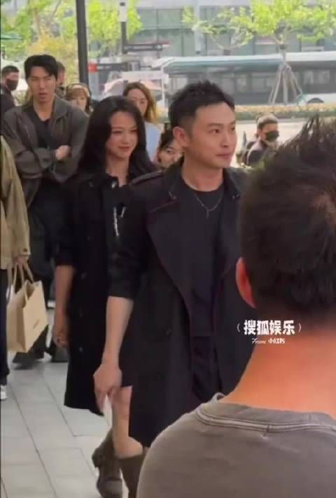 46岁汤唯挺二胎孕肚现身