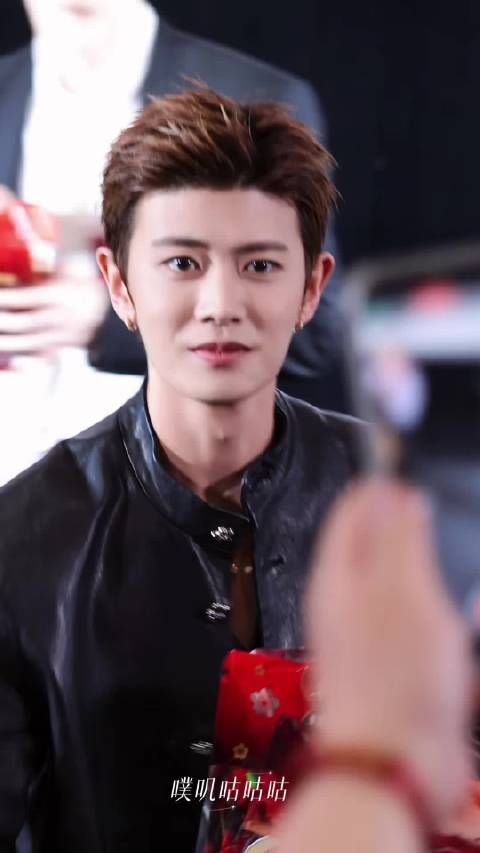 任嘉伦追剧团送糖状态佳