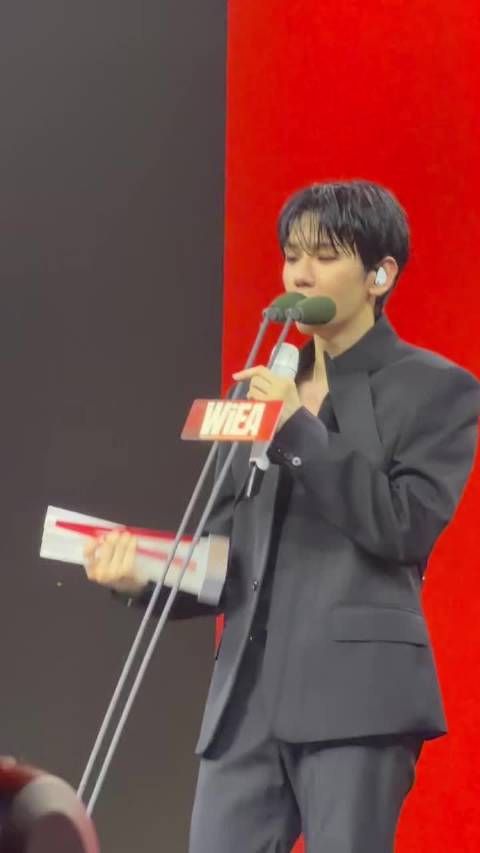 恭喜边伯贤，他用歌声丈量世界，用舞台触碰人心！