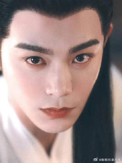 白衣战神 越素越美 他有一双很会爱人的眼睛