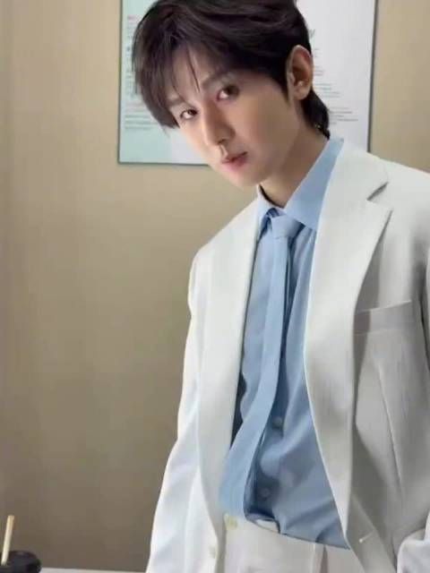 成毅白色西装亮相直播间，白马王子造型状态佳