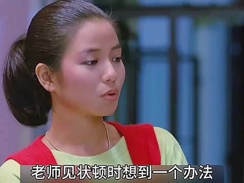 校长突击检查宿舍，女生因大脚暴露秘密