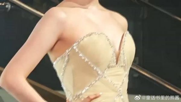 林允这身材越来越富态啦！这脸也太幼了吧！