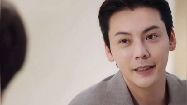 陈伟霆陪儿子打疫苗