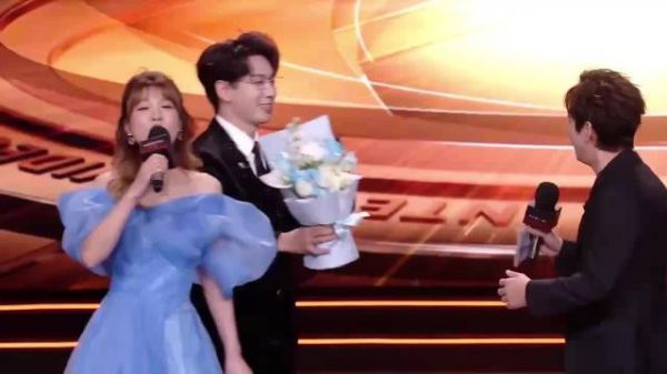 齐思钧连续多年卡点为何炅庆生，感恩提携情谊深厚