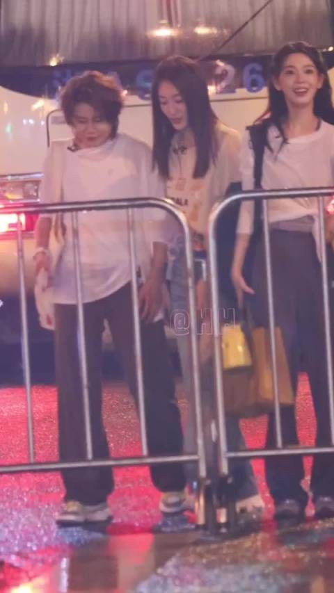 王濛与李小冉唐艺昕同框互动引关注