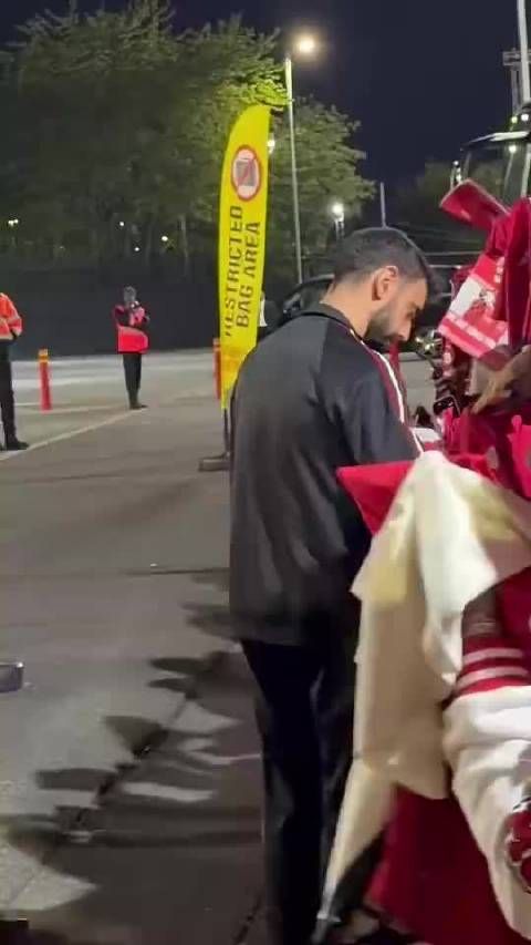 宠粉满分！队长B费赛后在场外为球迷签名互动