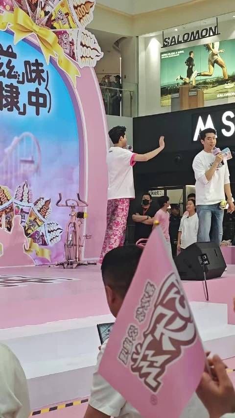 王鹤棣西安见面会投喂巧乐兹脆筒现场气氛热烈