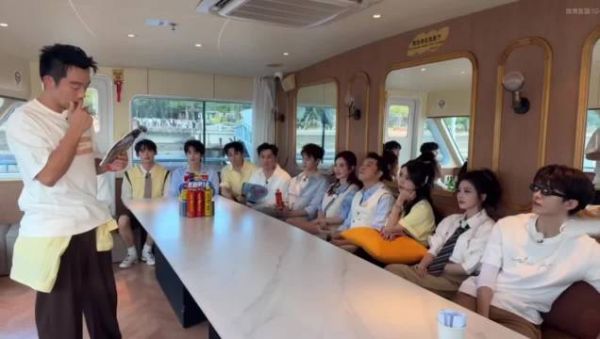 范丞丞直播开小差神似课堂摸鱼，郑恺严肃讲解纪律