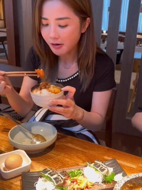 蔡卓妍和老公一起吃饭，有人说她这段婚姻不知道又能坚持多久