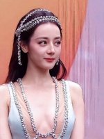 迪丽热巴红毯憋笑瞬间，清冷贵气转甜美